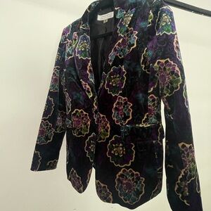 NWT women’s size 4 TAHARI velvet feel, button blazer